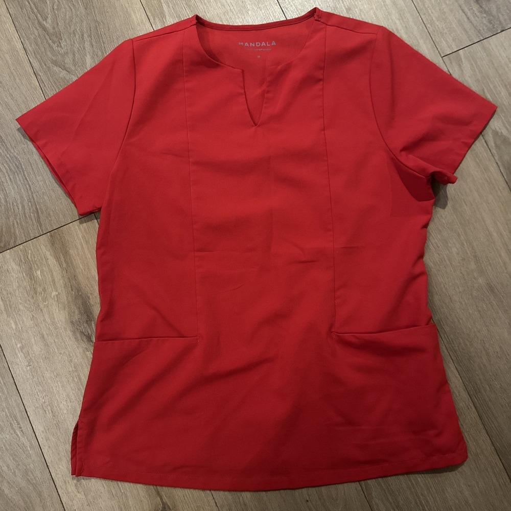 Mandala Women's Short Sleeve V Neck Scrub Top Medium Red Medical Pockets